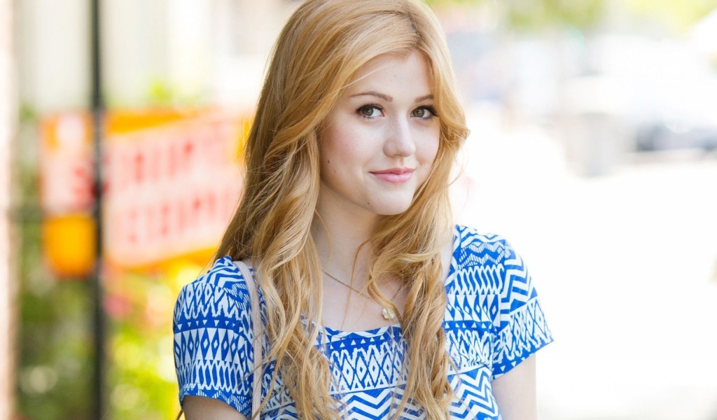 Светловолосая модель Кэтрин Макнамара