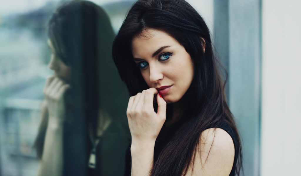 Голубоглазая брюнетка Aurela Skandaj