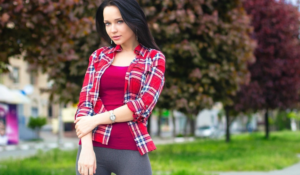 Брюнетка Ангелина Петрова