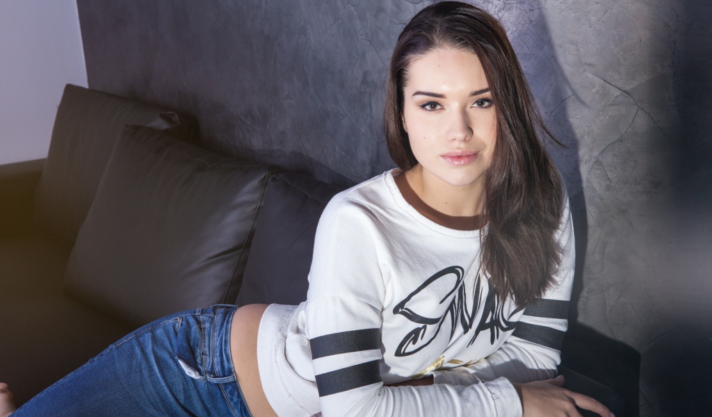 Модель брюнетка Aza