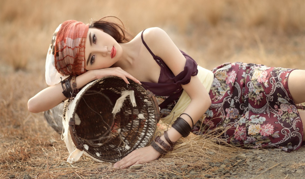 Модель брюнетка позирует с корзиной