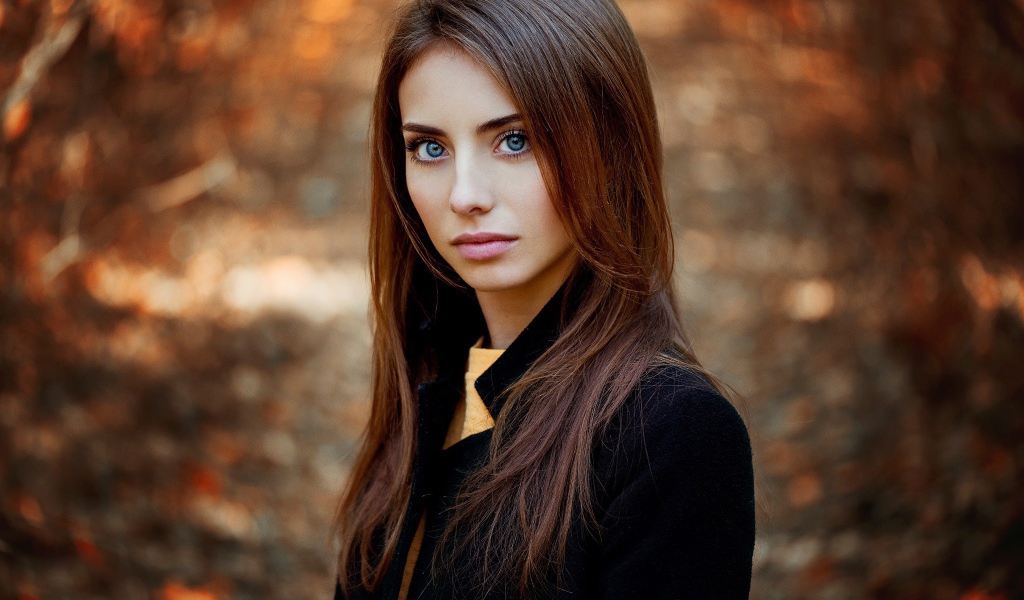 Брюнетка на размытом фоне, фото Анна Неврева