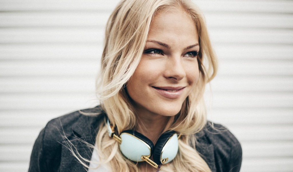 Дарья Клишина с наушниками на шее