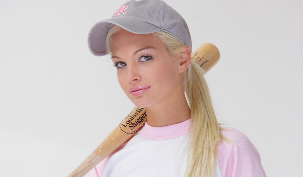 Девушка Franziska Facella с битой на плече