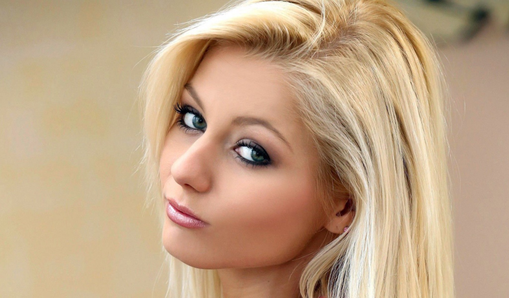 Девушка блондинка Annely Gerritsen