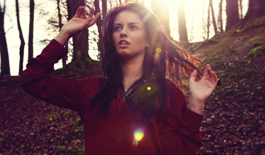 Девушка гуляет по парку, Aurela Skandaj