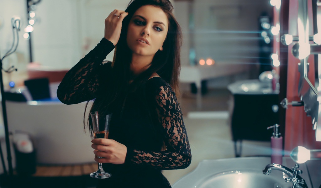 Девушка с бокалом, Aurela Skandaj