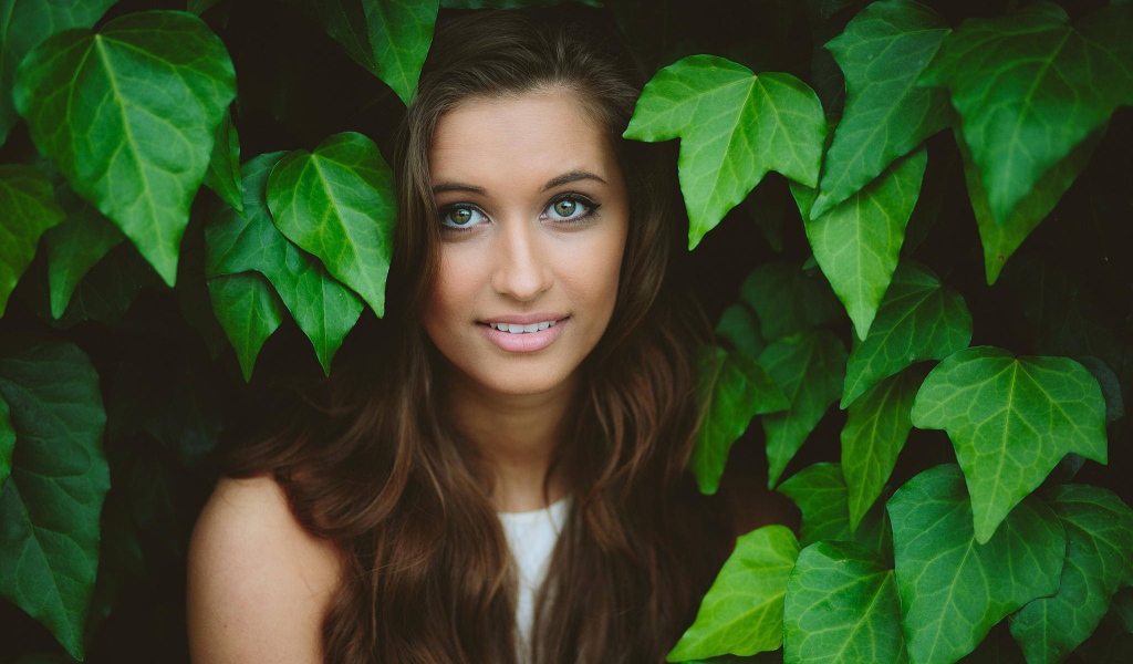 Зеленоглазая девушка модель среди листьев