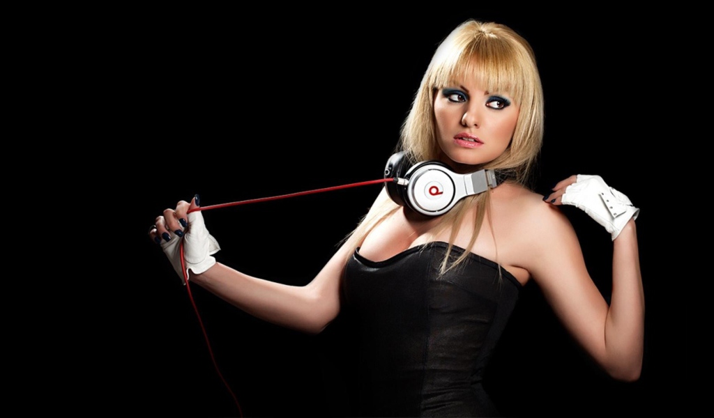 Наушники на шее Александры Стан