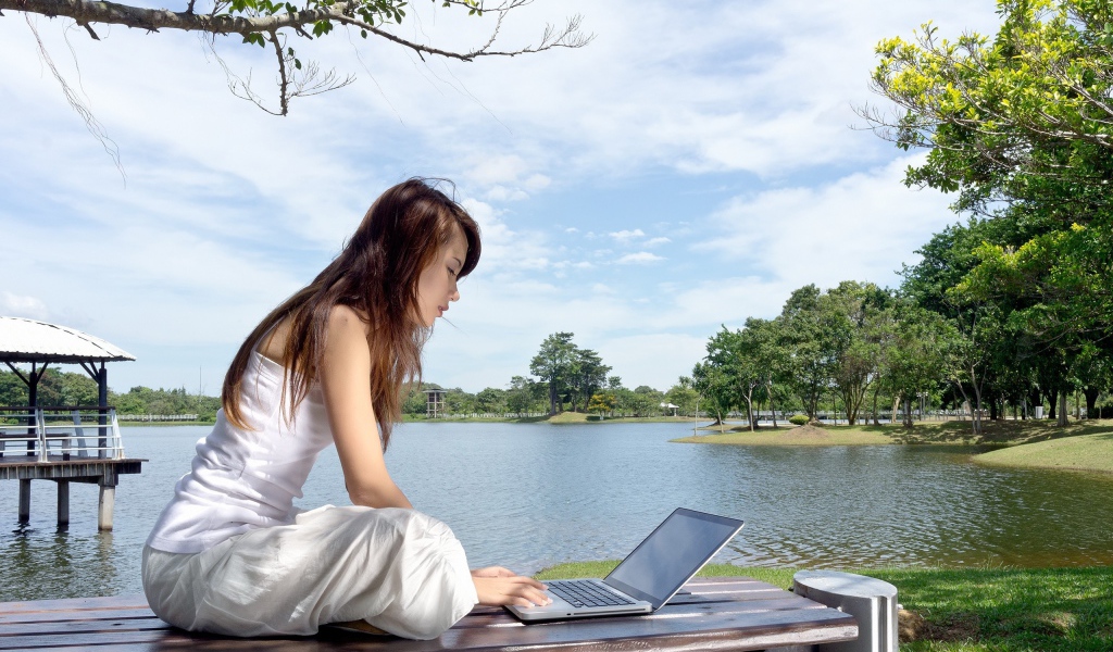 Японка с ноутбуком