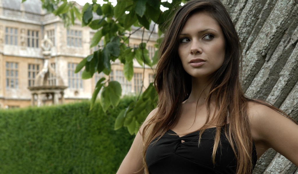 Длинноволосая модель Louisa Marie