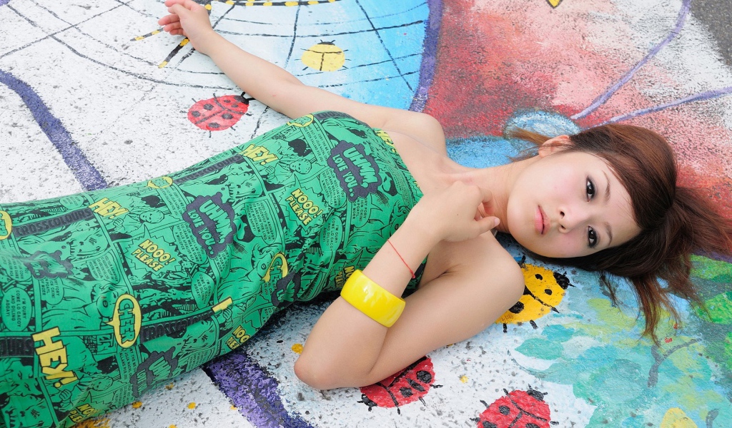 Модель Микако Чанг в зеленом платье