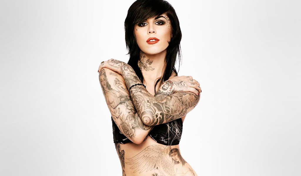 Модель брюнетка Kat Von D