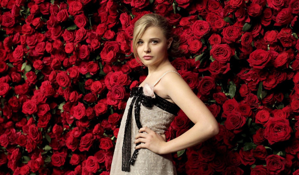 Модель Хлоя Грэйс у стены из роз