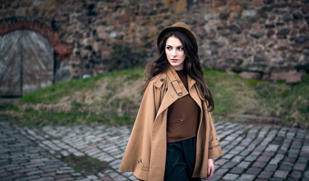 Модель Карина Сунцева  в шляпе и накидке