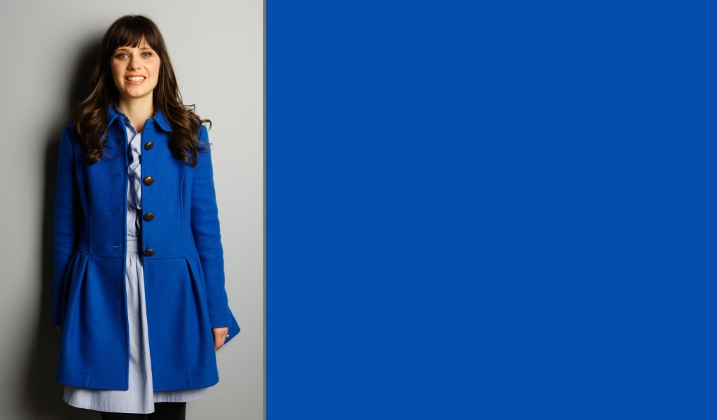 Модель Зоуи Дешанель в голубом пальто