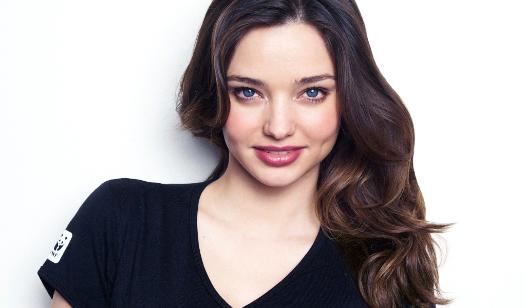 Модель с длинными волосами Миранда Керр