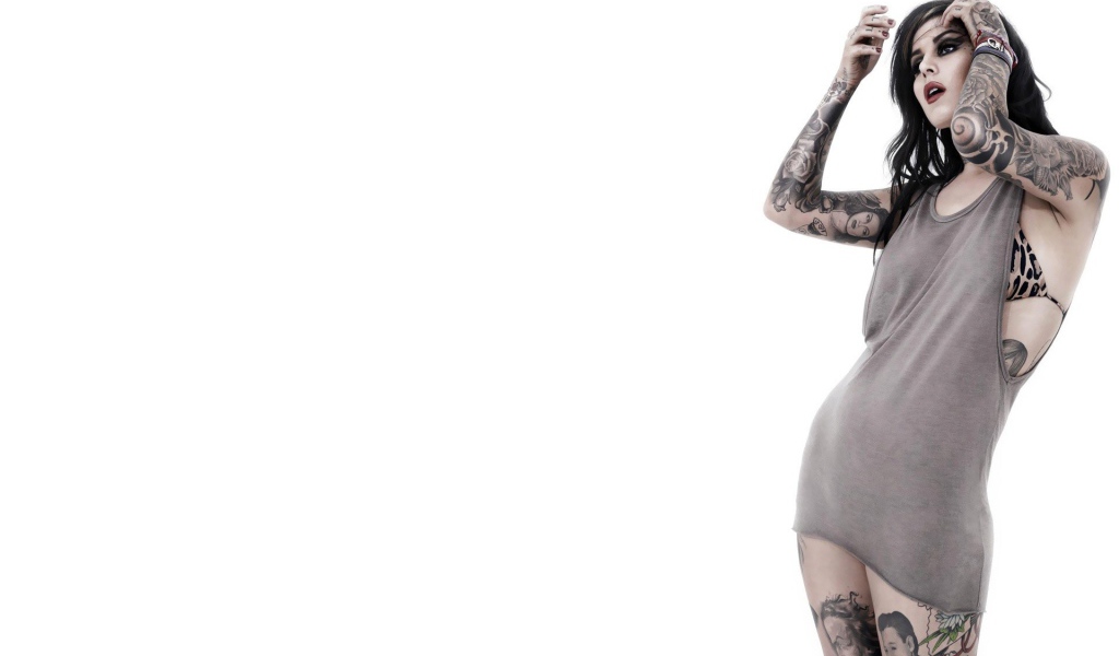 Модель с тату Kat Von D