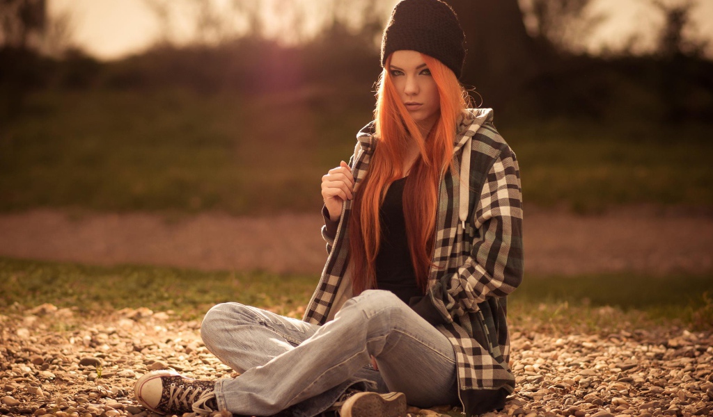 Рыжая девушка в шапке, фото Zara Axeronias