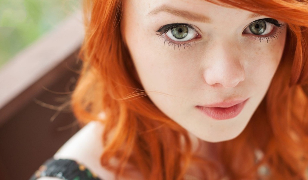 Рыжая модель с зелеными глазами Julie Kennedy