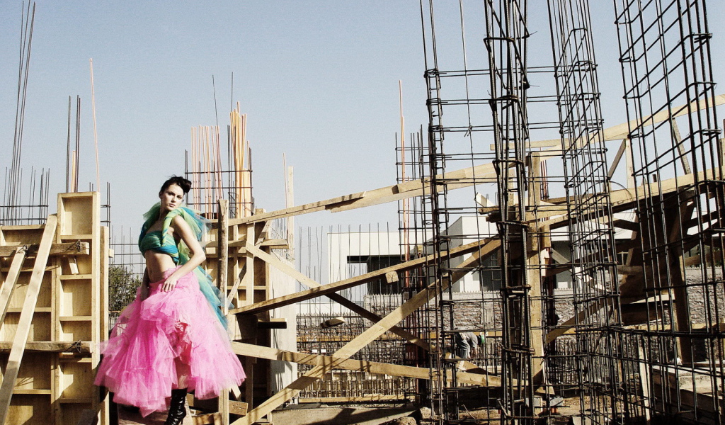 Девушка на стройке дома