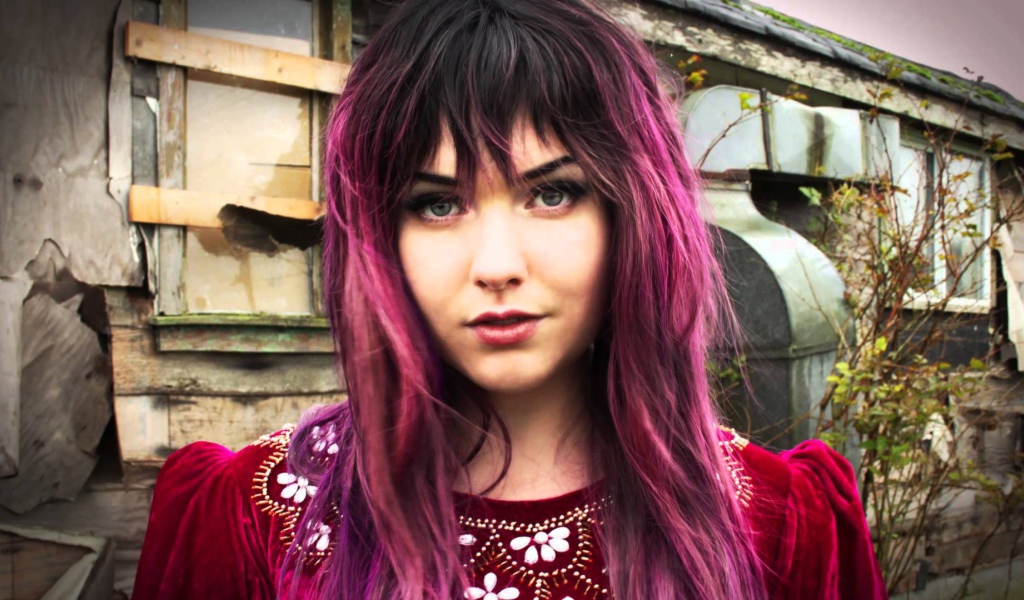 Модель Veela с красными волосами