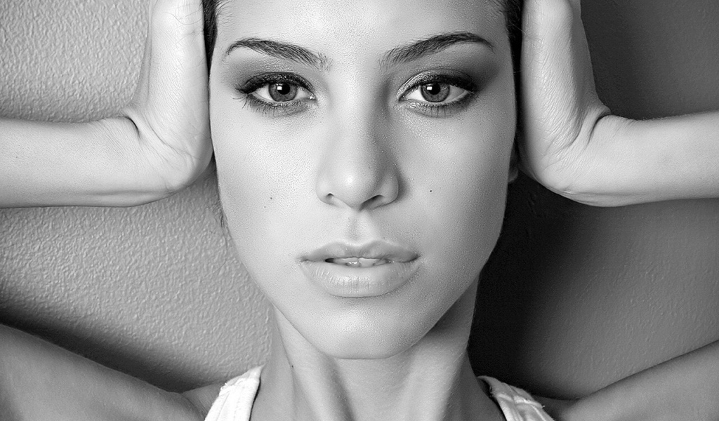 Девушка держит голову