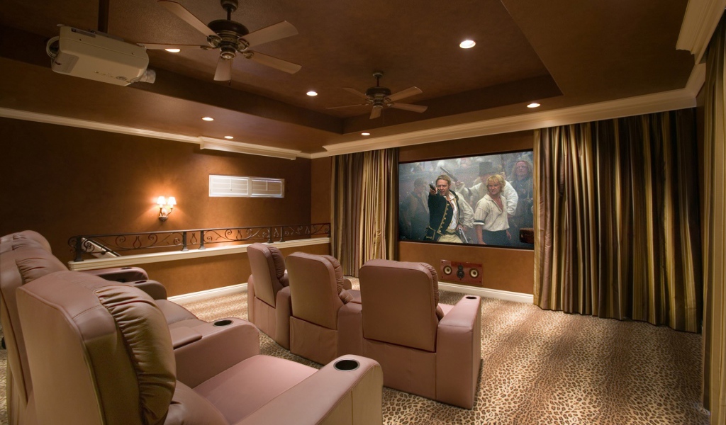 Светлые кресла в домашнем кинотеатре