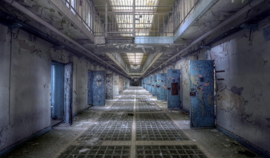 Интерьер заброшенной тюрьмы