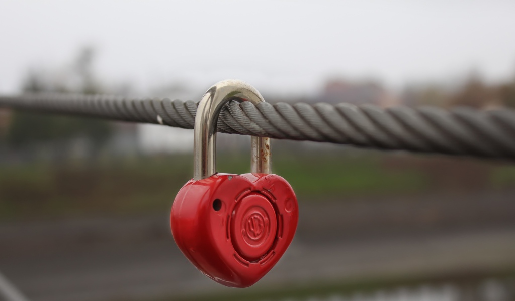 Замок в форме сердца висит на тросе