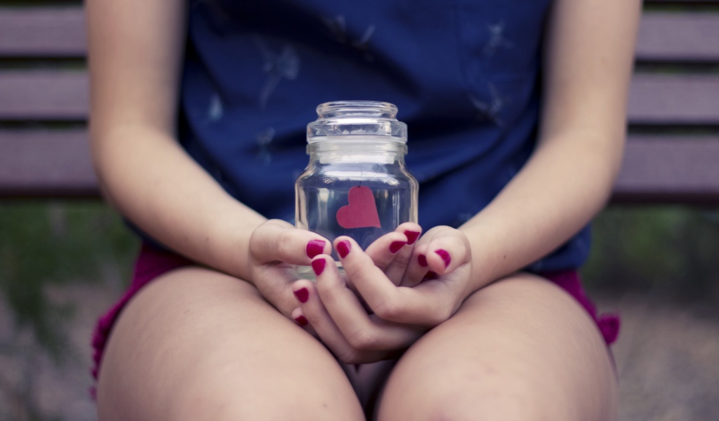 Сердце в банке в руках у девушки