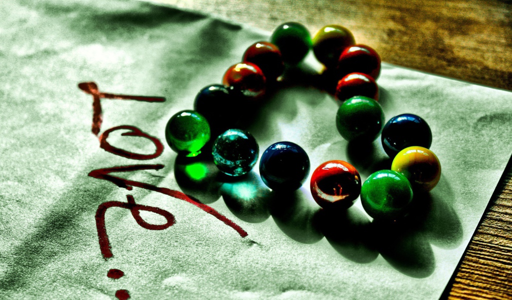 Сердце из стеклянных шариков