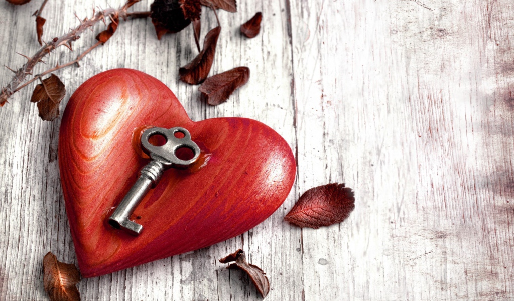 Ключ на деревянном сердце