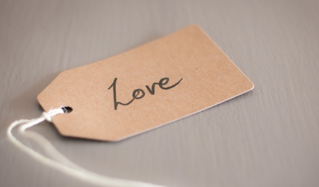 Надпись Любовь на бумажке с ниткой