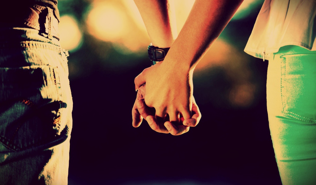Влюбленные взялись за руки