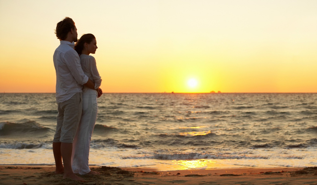 Влюбленные на закате у моря