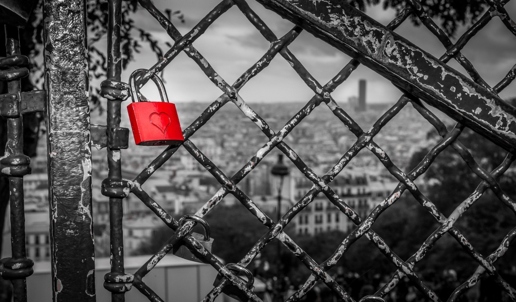 Красный замок на серой решетке, любовь