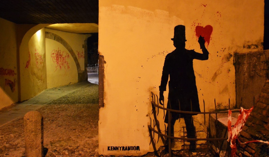 Тень рисует сердце на стене