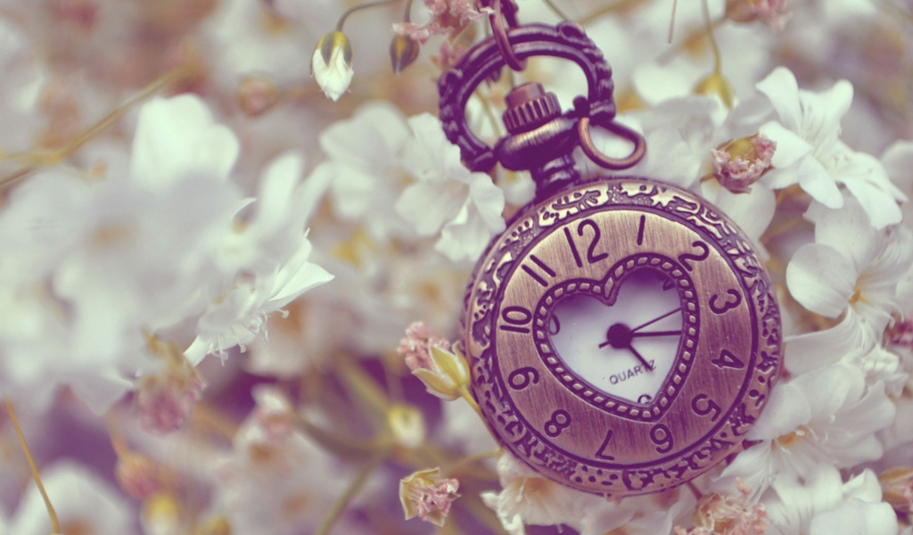 Часы с вырезом в циферблате в форме сердца