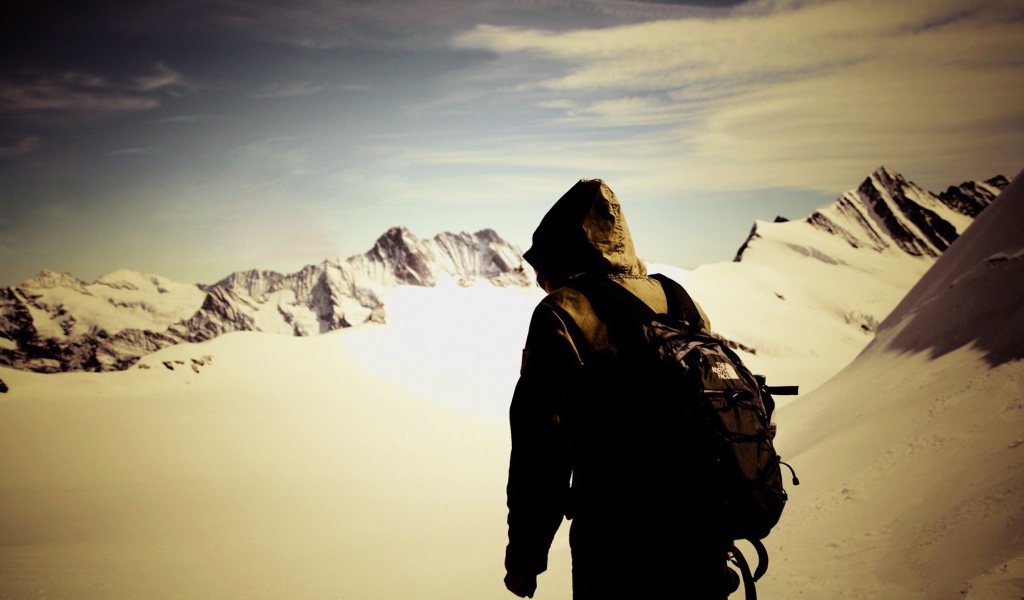 Одинокий альпинист в горах
