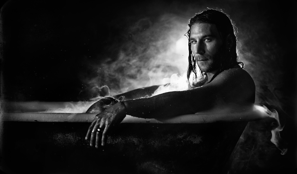 Мужчина принимает горячую ванну