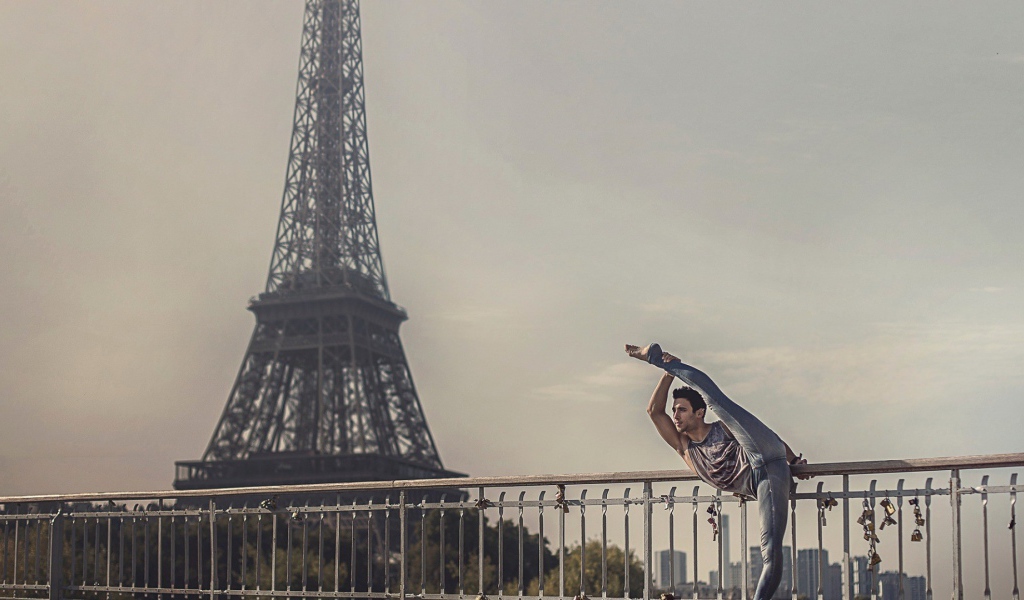 Гимнаст на фоне Эйфелевой башни