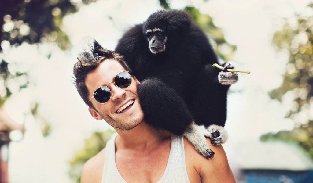 Обезьяна на плече у мужчины