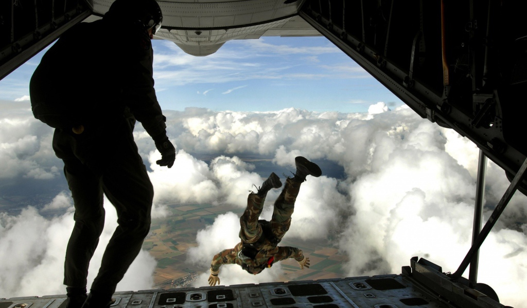 Десантники прыгают с самолета