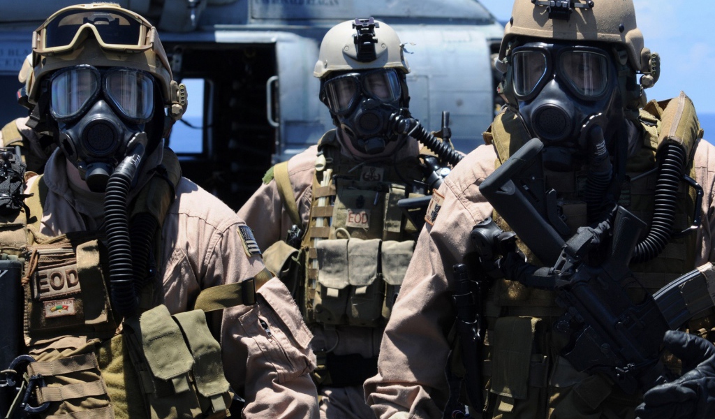 Солдаты в масках химической защиты