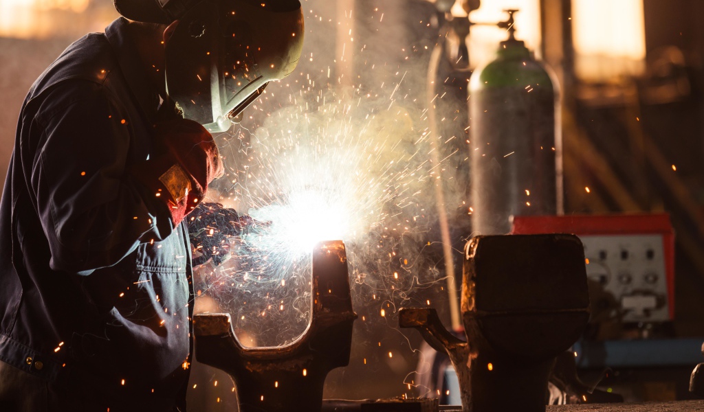 Мужчина занимается сварочными работами