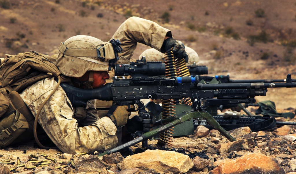 Солдат стреляет из пулемета