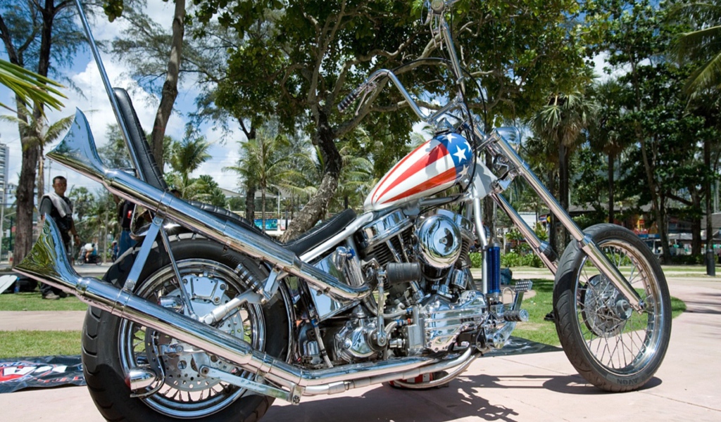 Мотоцикл Harley Davidson с флагом на бензобаке