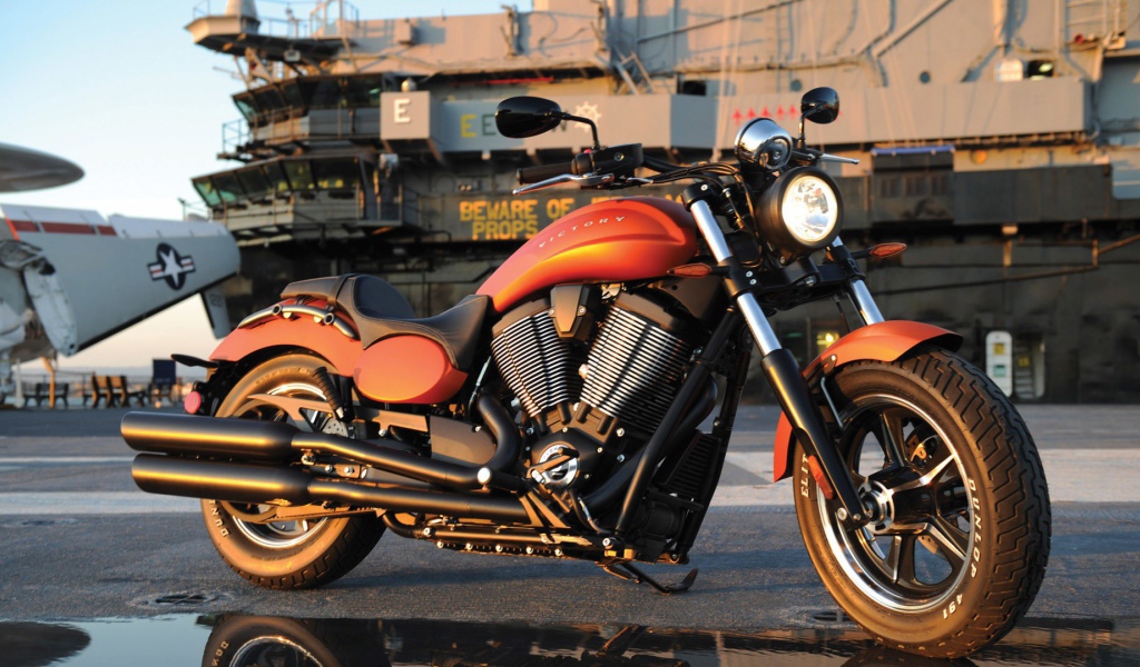 Военный мотоцикл в порту