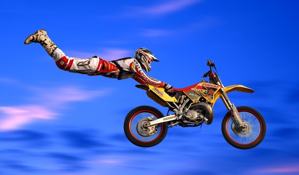 Мотоциклист cхватился за сиденbе во время прыжка